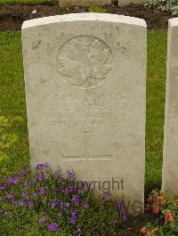 Etaples Military Cemetery - Bates, B